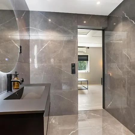 2 Bedroom W/ Parking & Balcony Διαμέρισμα *