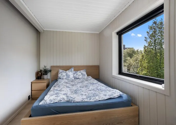 Apartment 2 Bedroom W/ Parking & Balcony *